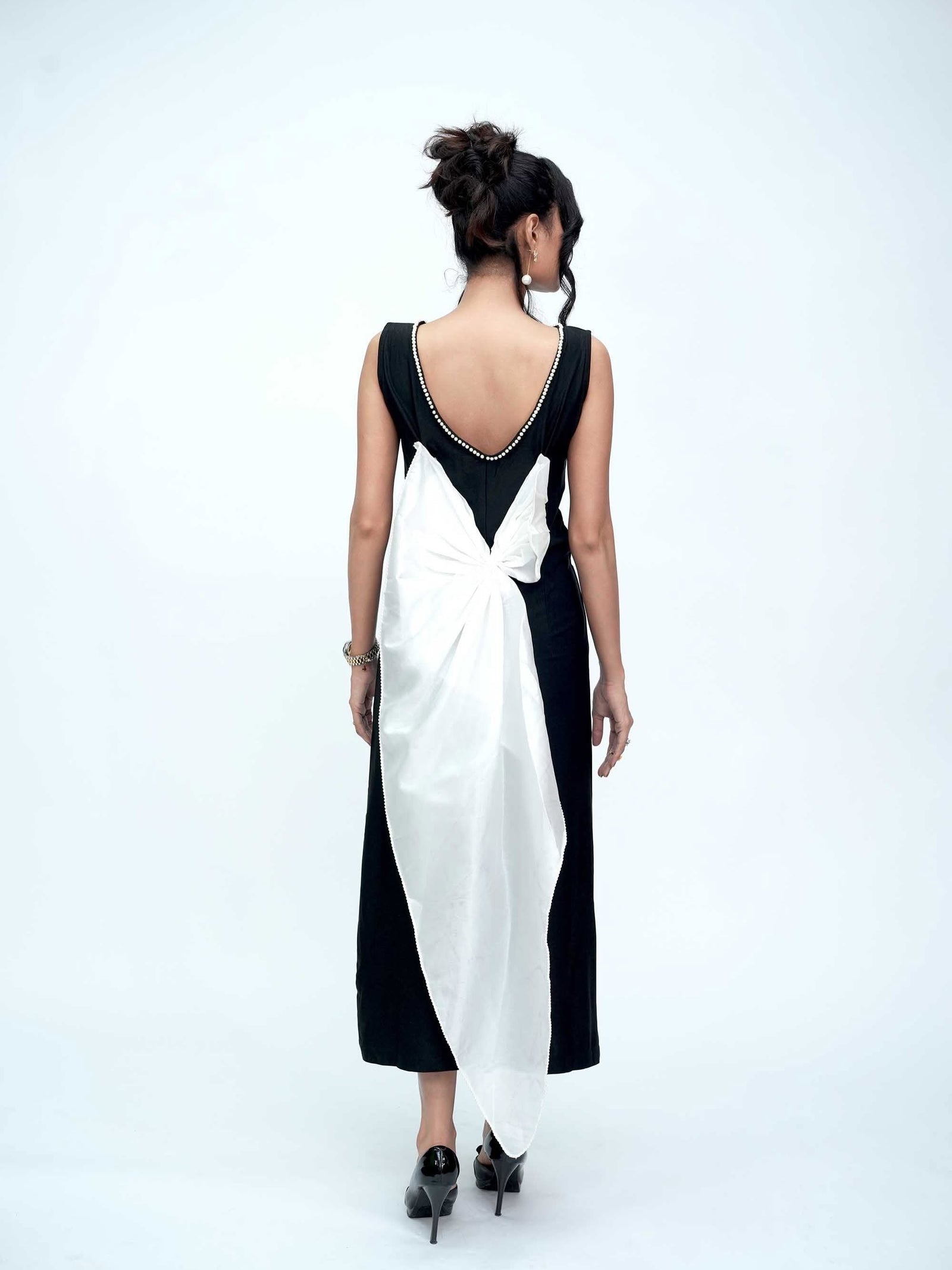 The Deco Pearl Dress official Facebook shoot 1
